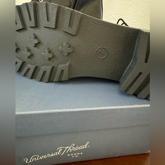 Universal Thread Boots NWT - Picture 2 of 3